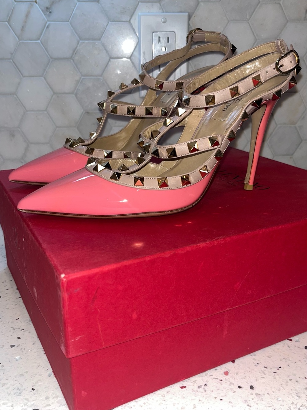 Valentino Garavani Pink Patent Leather Rockstud T-Strap Pumps - Picture 4 of 8